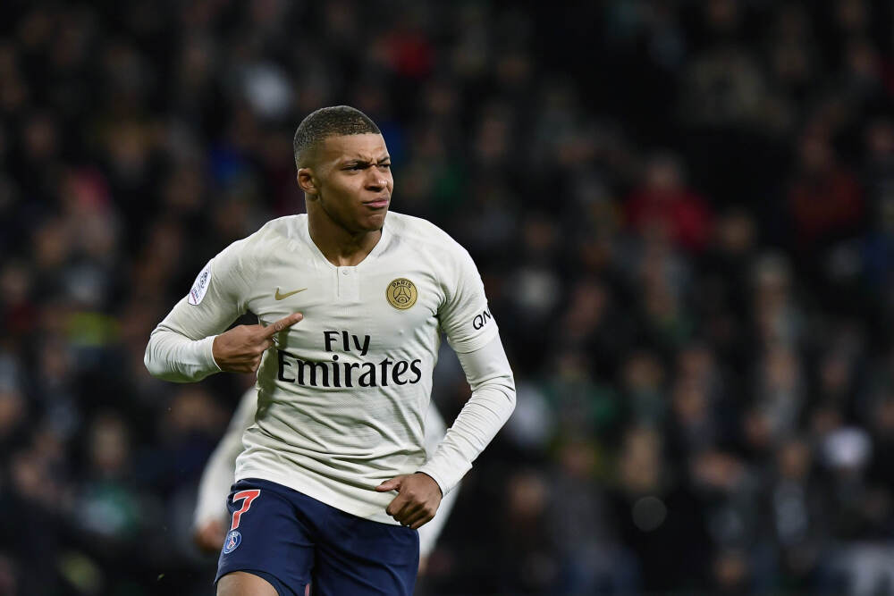 相顾无言~戈贝尔卡住位置准备拿篮板 兰德尔“抢断”失误出界